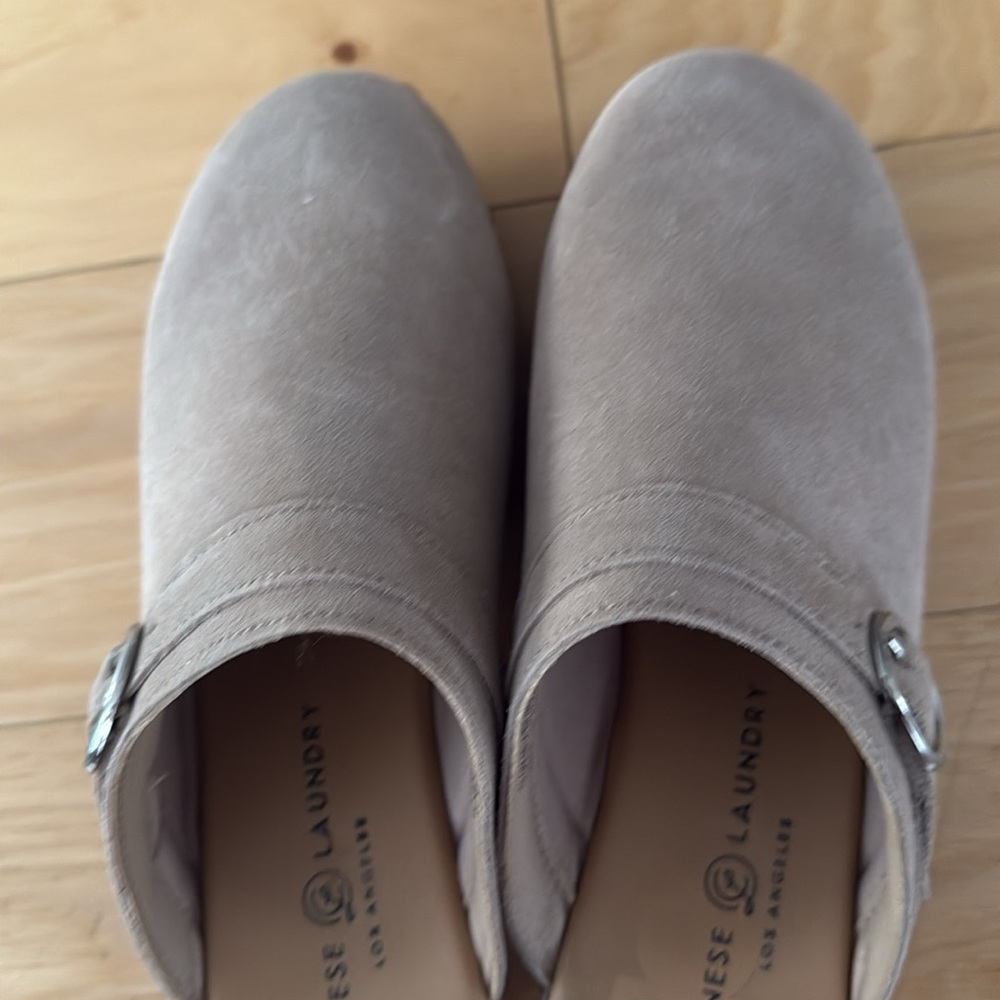 Chinese Laundry Platform Stud Clogs 8 - Picture 5 of 5